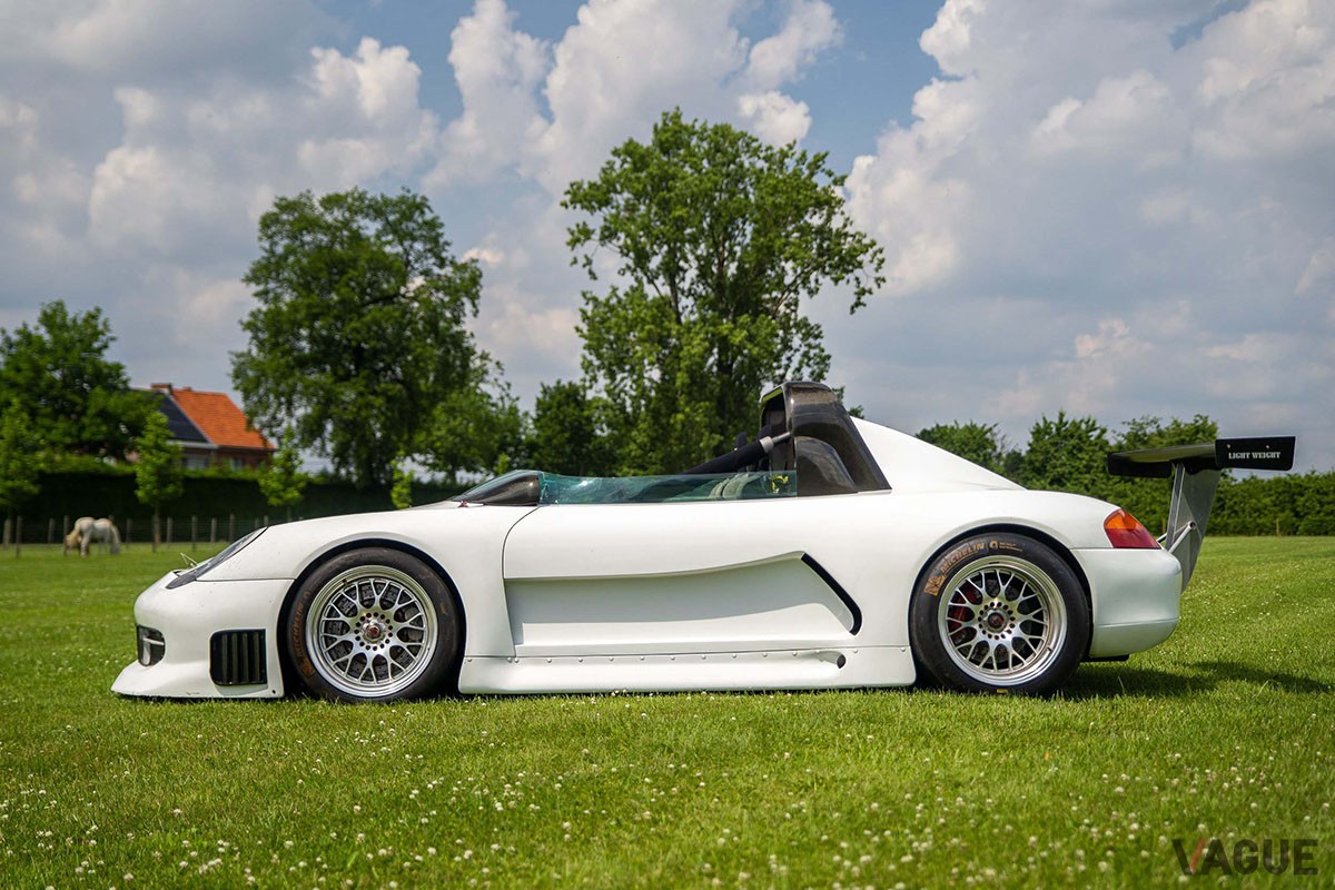 ルーフやウインドウスクリーンのない“バルケッタ”スタイルのレーシングカーに大改造（C）Mecanic Import