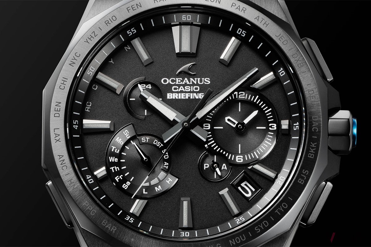 チタン素材にDLCコーティングを施し、素材表面の耐摩耗性を高めるとともに、美しいブラックの発色を実現