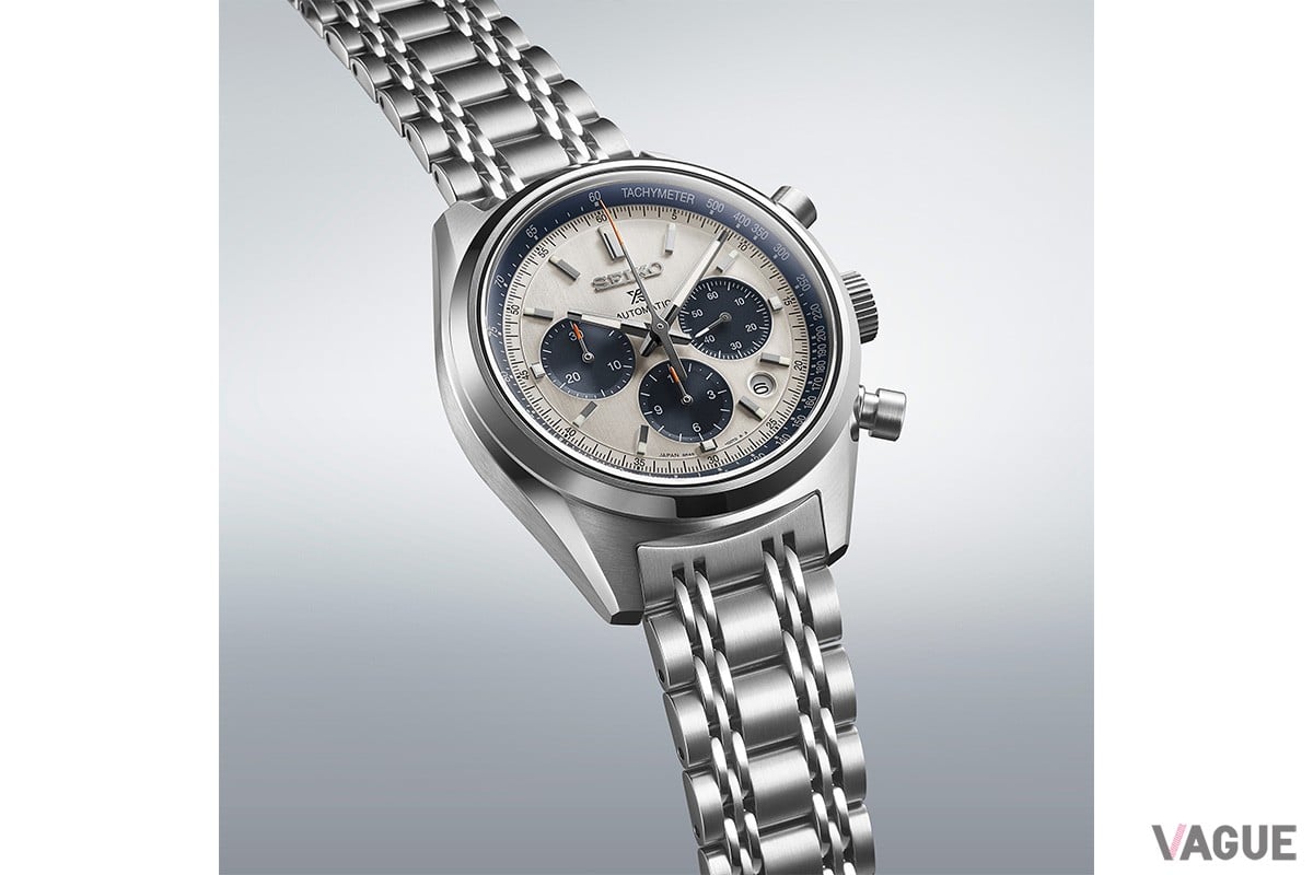 円状のヘアライン仕上げを施したケースと小さなコマで構成されるブレスレットは、レトロでエレガントな仕上がり（写真はレギュラーモデルの「SBEC021」）