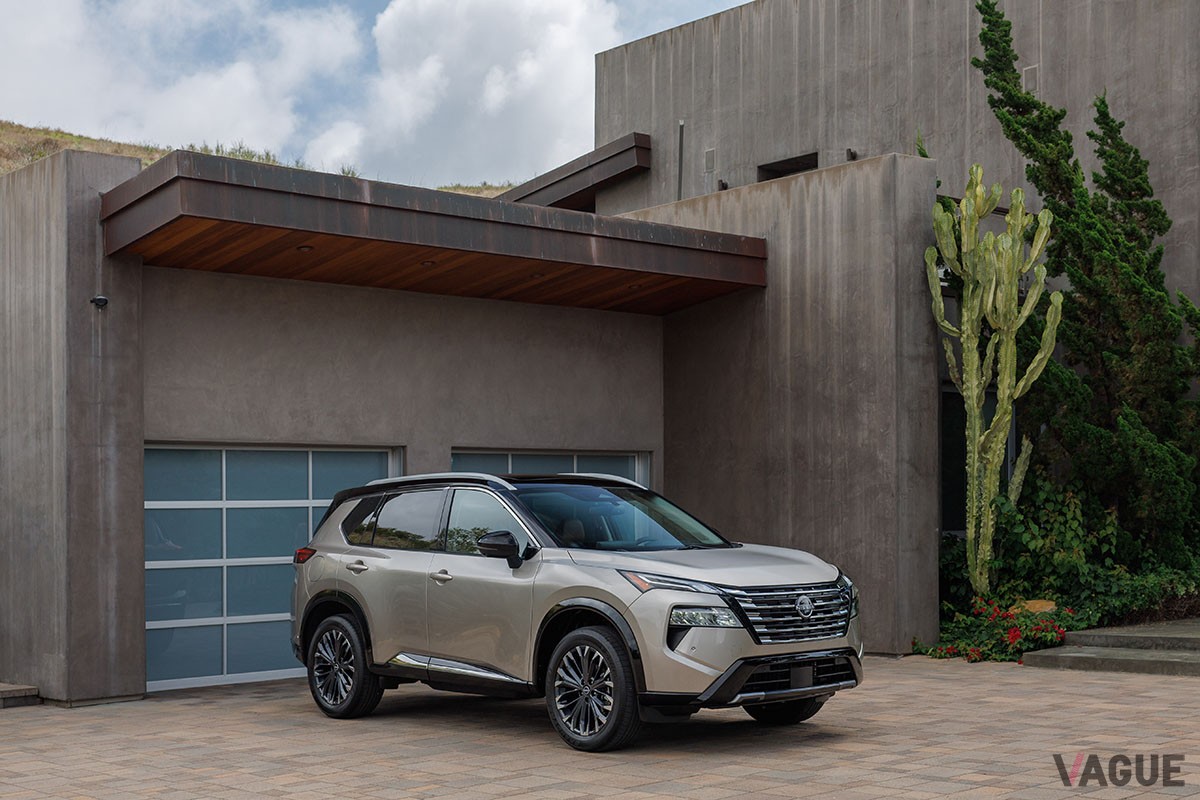 日産「エクストレイル」の北米版というべき「ローグ」が2024年モデルへと進化。なかでもフロントマスクは新時代のデザインへと刷新された