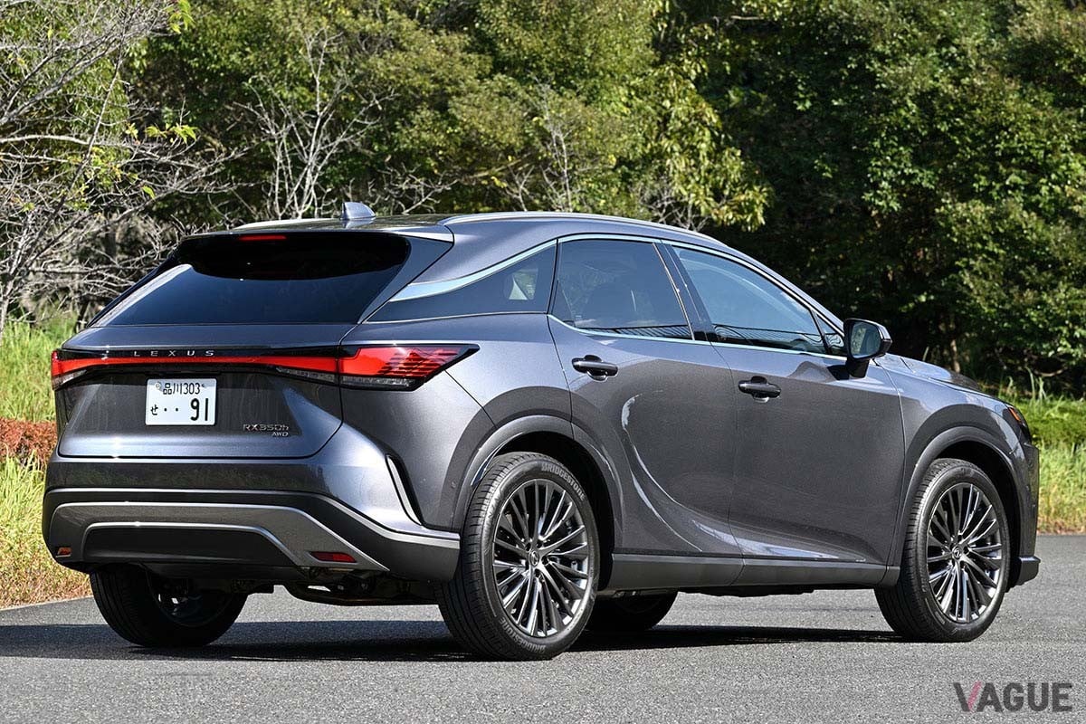 トヨタ車／レクサス車でおなじみのHEVパワートレインを搭載。なめらかな走りと省燃費など多数の美点を併せ持つレクサス「RX350h」