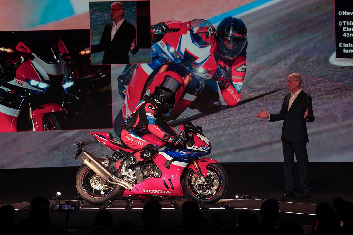 レースシーンでさらなる活躍を見せつけるべく進化を遂げたホンダ「CBR1000RR-R ファイヤーブレード」の2024年モデル