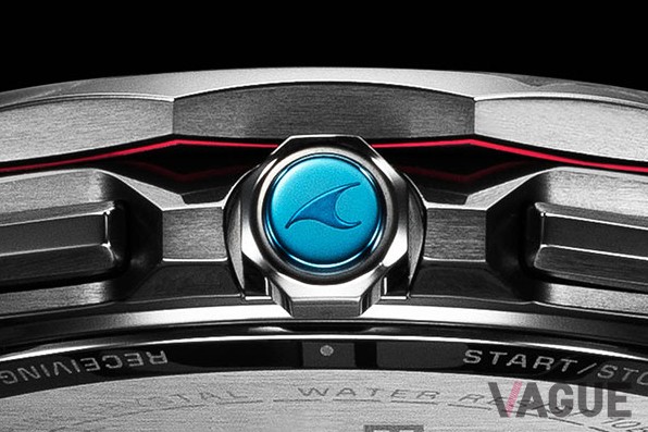 りゅうずのトップのオシアナスブルーと、ベゼル下面に入るブリーフィングのアイコンカラーのレッドのラインがデザインのアクセントに