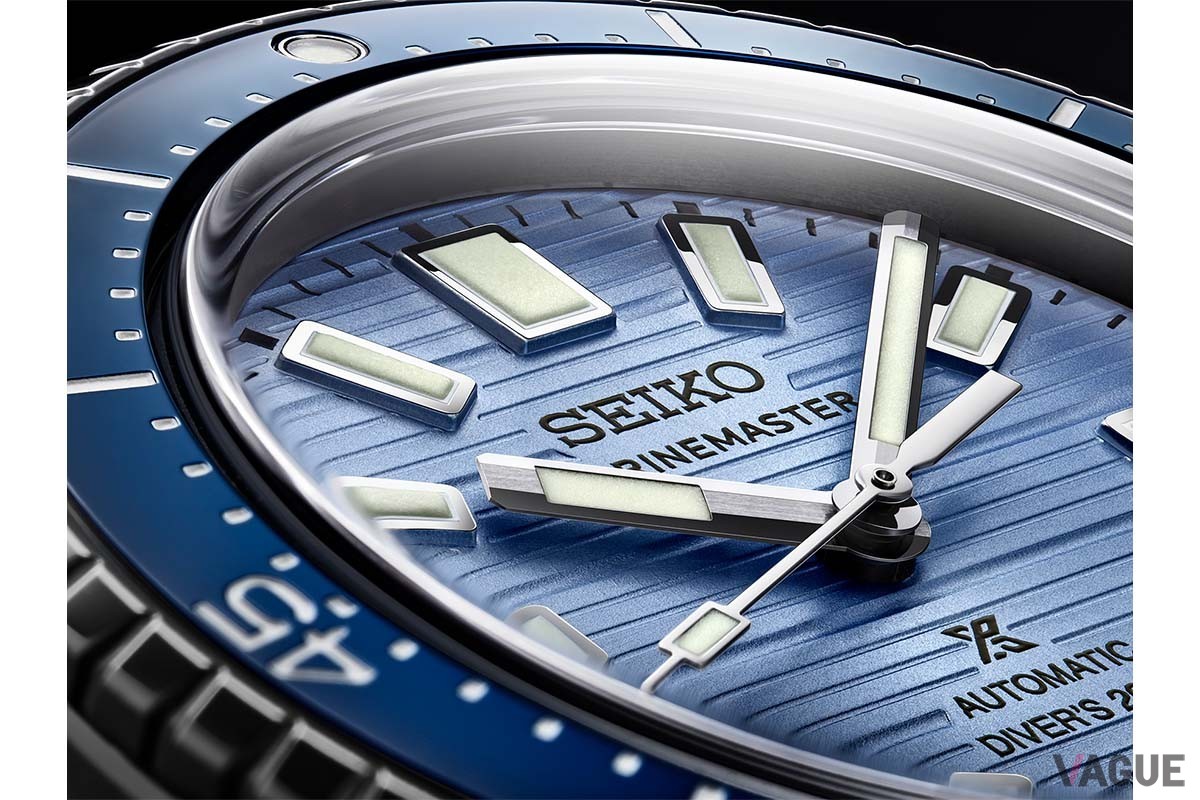 「1965 メカニカルダイバーズ」の意匠を受け継ぐ、時・分・秒針の形状と特徴的な角型インデックス