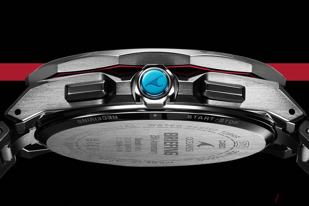 りゅうずのトップのオシアナスブルーと、ベゼル下面に入るブリーフィングのアイコンカラーのレッドのラインがデザインのアクセントに