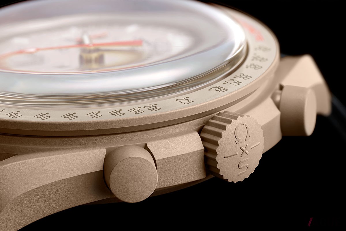 りゅうずには両ブランドのロゴが並ぶ