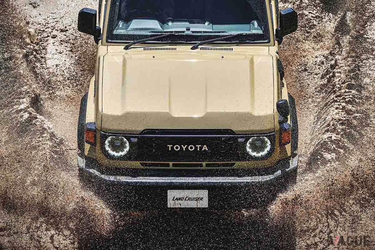 リアシートの刷新などによりラゲッジスペースの使い勝手も向上したトヨタ新型「ランドクルーザー70」