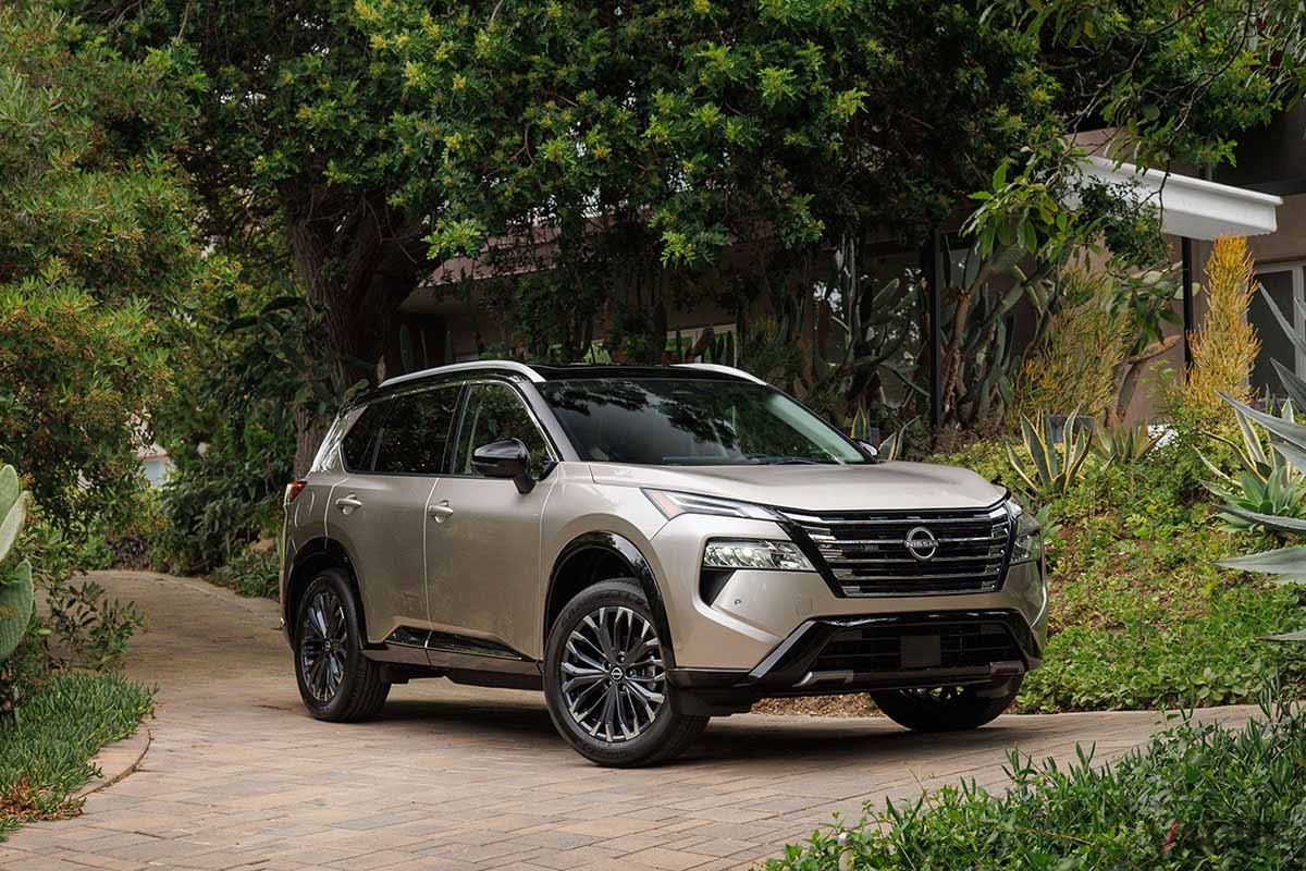 日産「エクストレイル」の北米版というべき「ローグ」が2024年モデルへと進化。なかでもフロントマスクは新時代のデザインへと刷新された