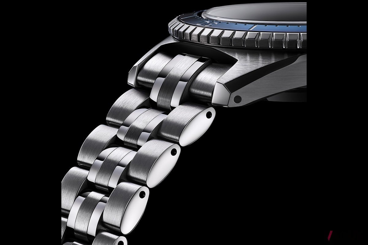 ブレスレットの仕上げもケース同様、ヘアラインと鏡面を使い分ける