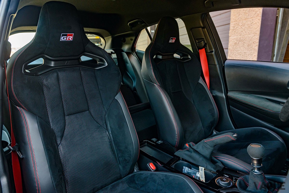 “モリゾウエディション”専用のセミバケットシートを装着（C）LONGO TOYOTA