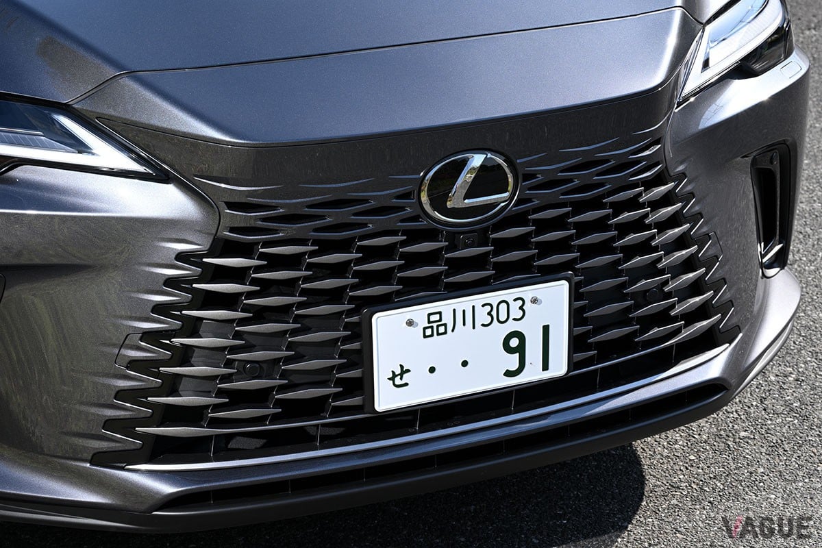 トヨタ車／レクサス車でおなじみのHEVパワートレインを搭載。なめらかな走りと省燃費など多数の美点を併せ持つレクサス「RX350h」
