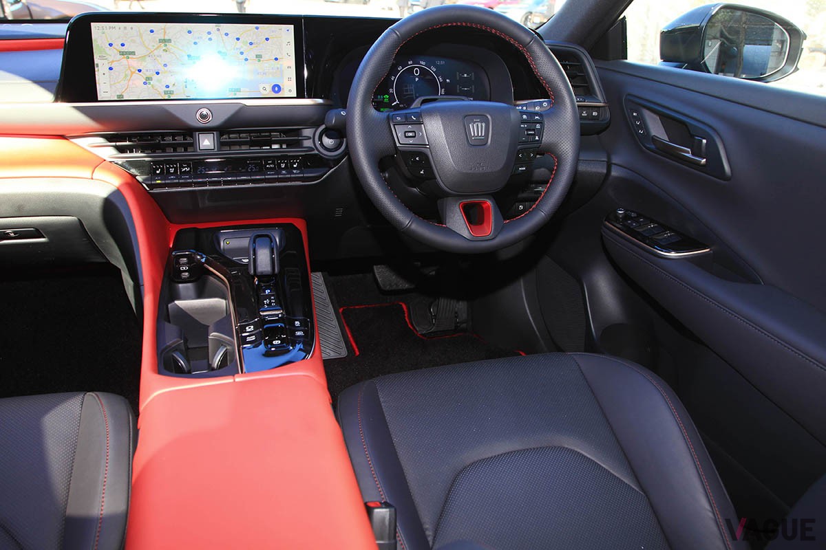 トヨタ新型「クラウン・スポーツ」のPHEV仕様は専用装備が盛りだくさん。特に専用のレッド内装はスポーティで華やか