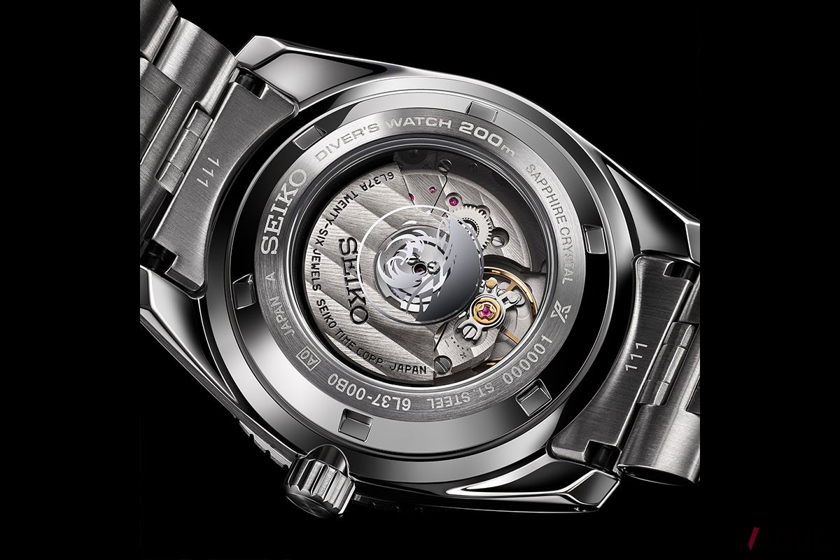今年開発されたムーブメント「6L37」を搭載することで、ケース厚12.3mmというセイコーの現行メカニカルダイバーズとして最薄でありながらシースルーバック化に成功