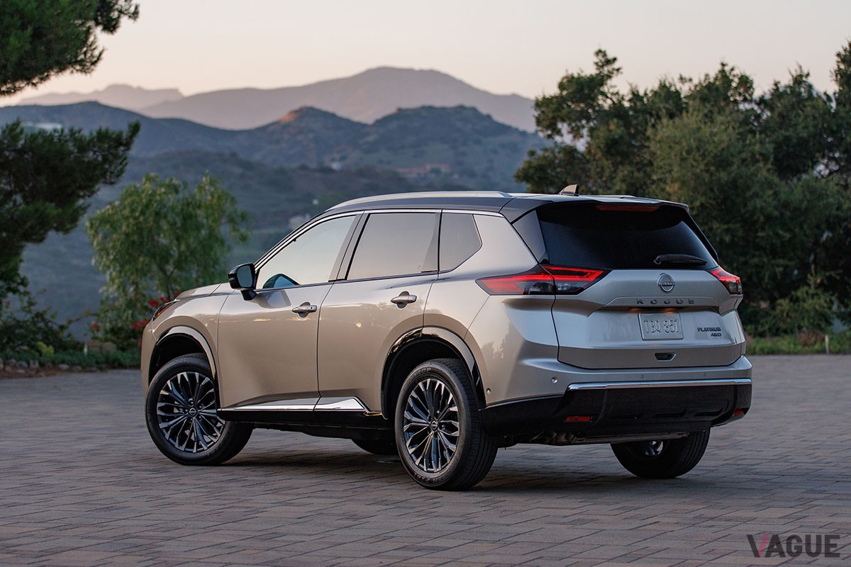 日産「エクストレイル」の北米版というべき「ローグ」が2024年モデルへと進化。なかでもフロントマスクは新時代のデザインへと刷新された