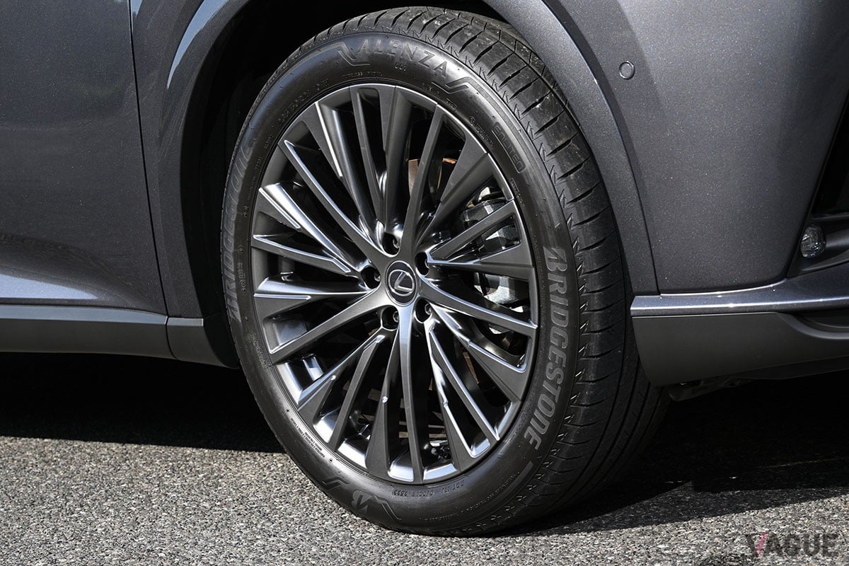 トヨタ車／レクサス車でおなじみのHEVパワートレインを搭載。なめらかな走りと省燃費など多数の美点を併せ持つレクサス「RX350h」