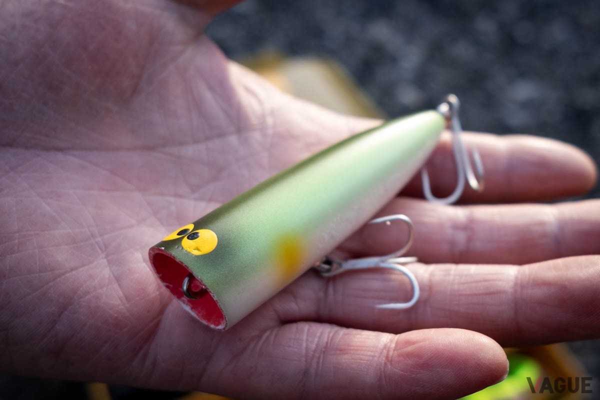 使い込まれたトップウォータープラグ。魚の歯型やポイントを攻めてついたキズ跡も思い出となります