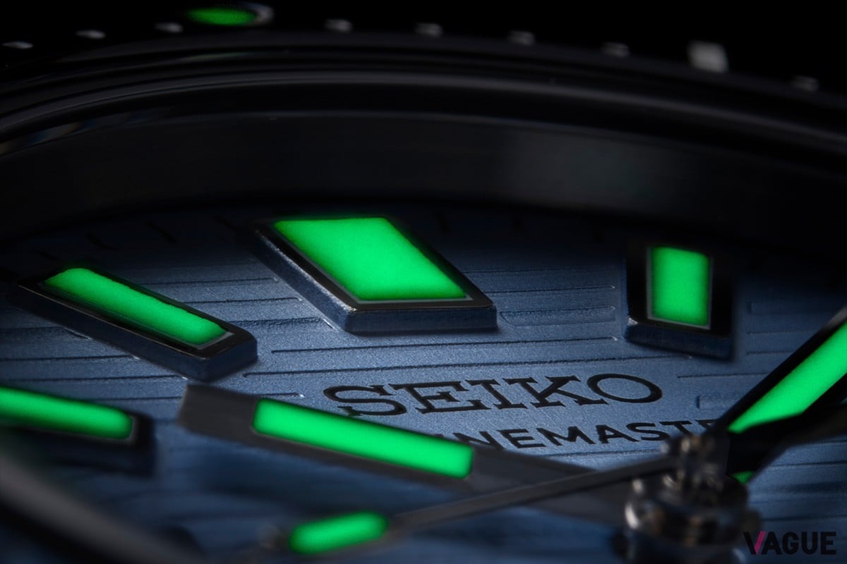 時・分・秒針とインデックスには高輝度ルミブライトを塗布し、暗い場所でも高い視認性を確保