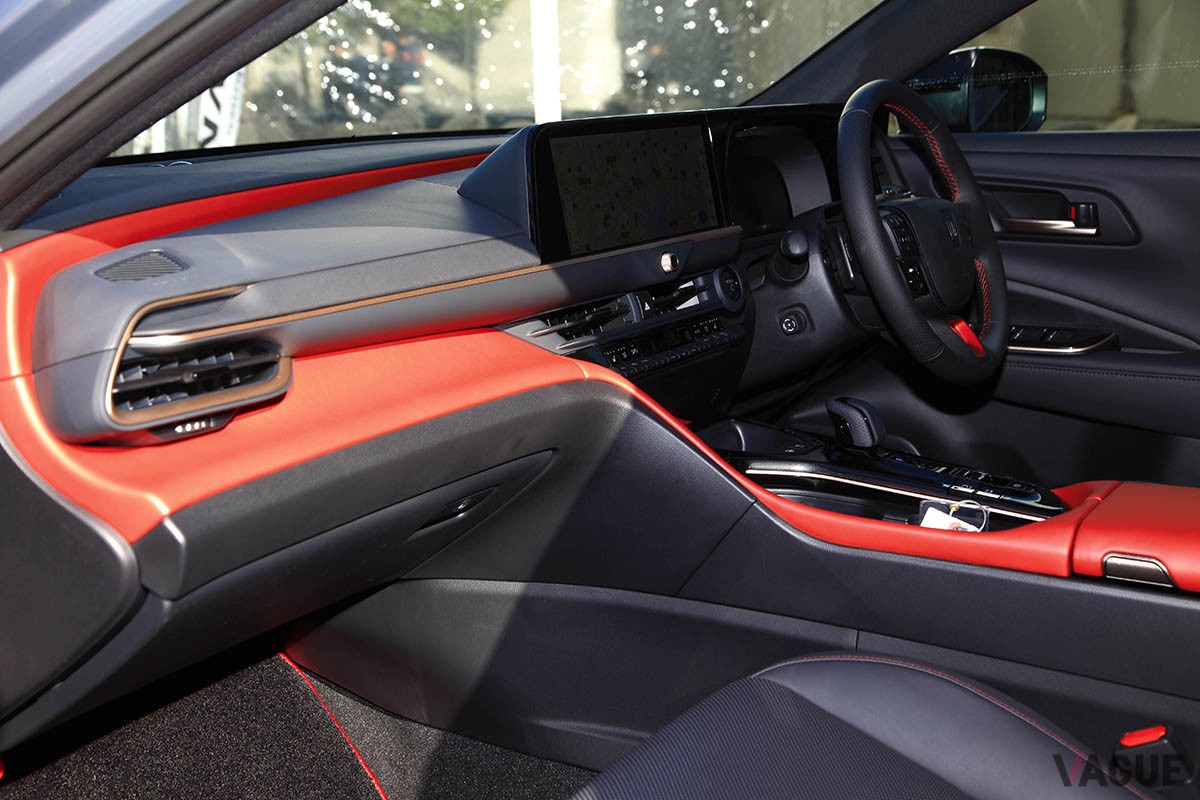 トヨタ新型「クラウン・スポーツ」のPHEV仕様は専用装備が盛りだくさん。特に専用のレッド内装はスポーティで華やか