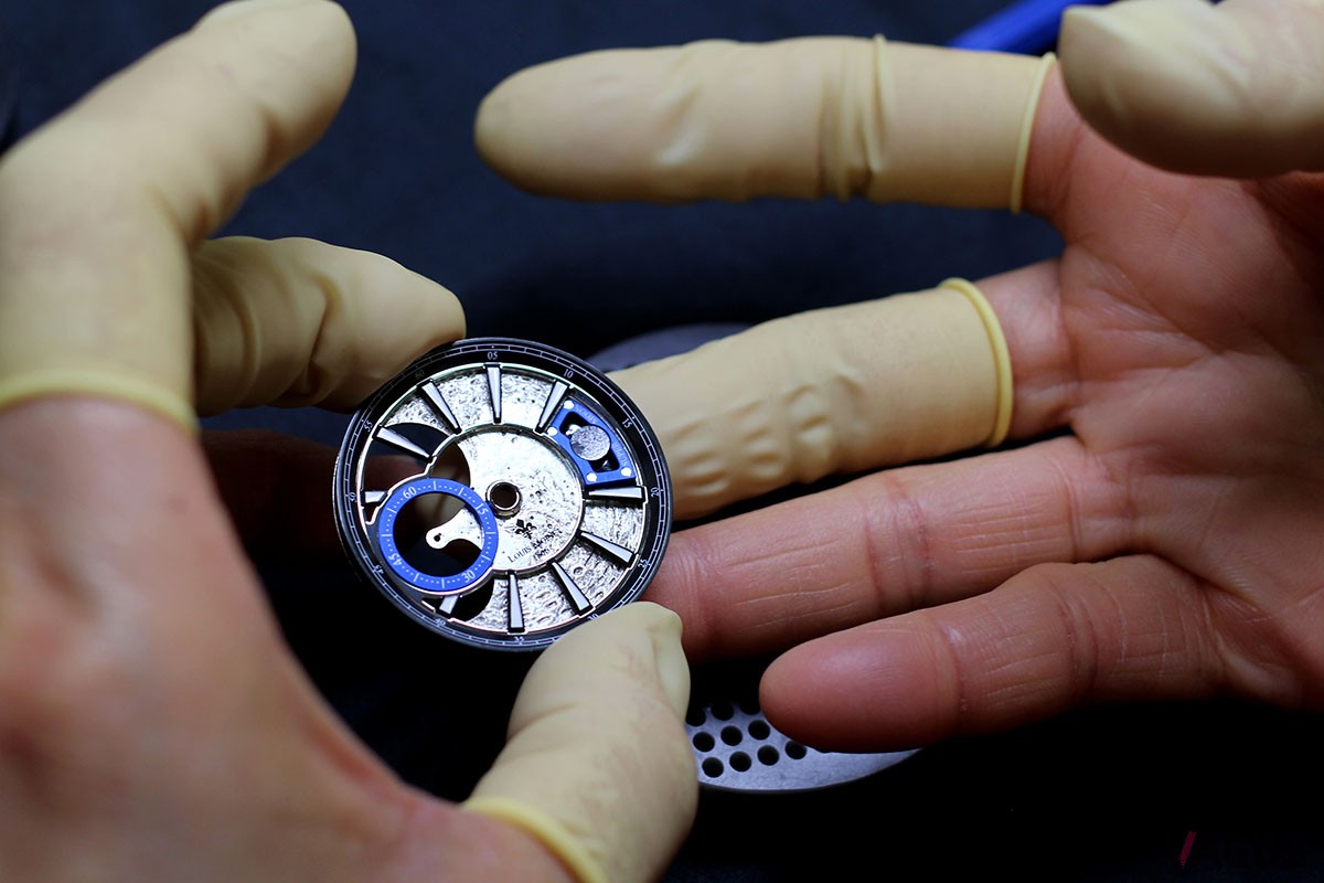 極めて希少な隕石は、熟練工により丁寧にダイヤルにセットされます