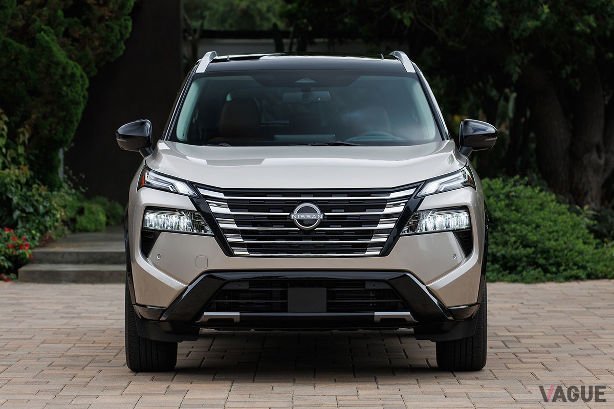 日産「エクストレイル」の北米版というべき「ローグ」が2024年モデルへと進化。なかでもフロントマスクは新時代のデザインへと刷新された