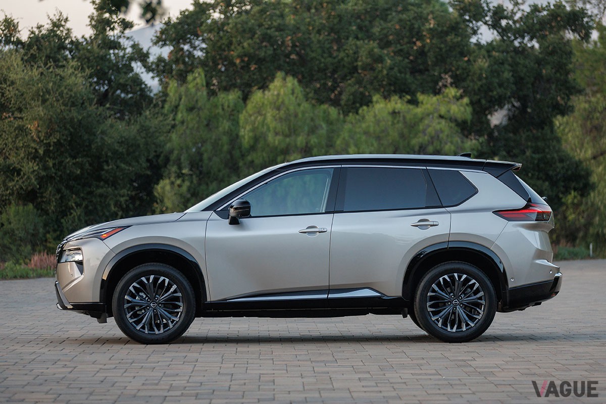 日産「エクストレイル」の北米版というべき「ローグ」が2024年モデルへと進化。なかでもフロントマスクは新時代のデザインへと刷新された