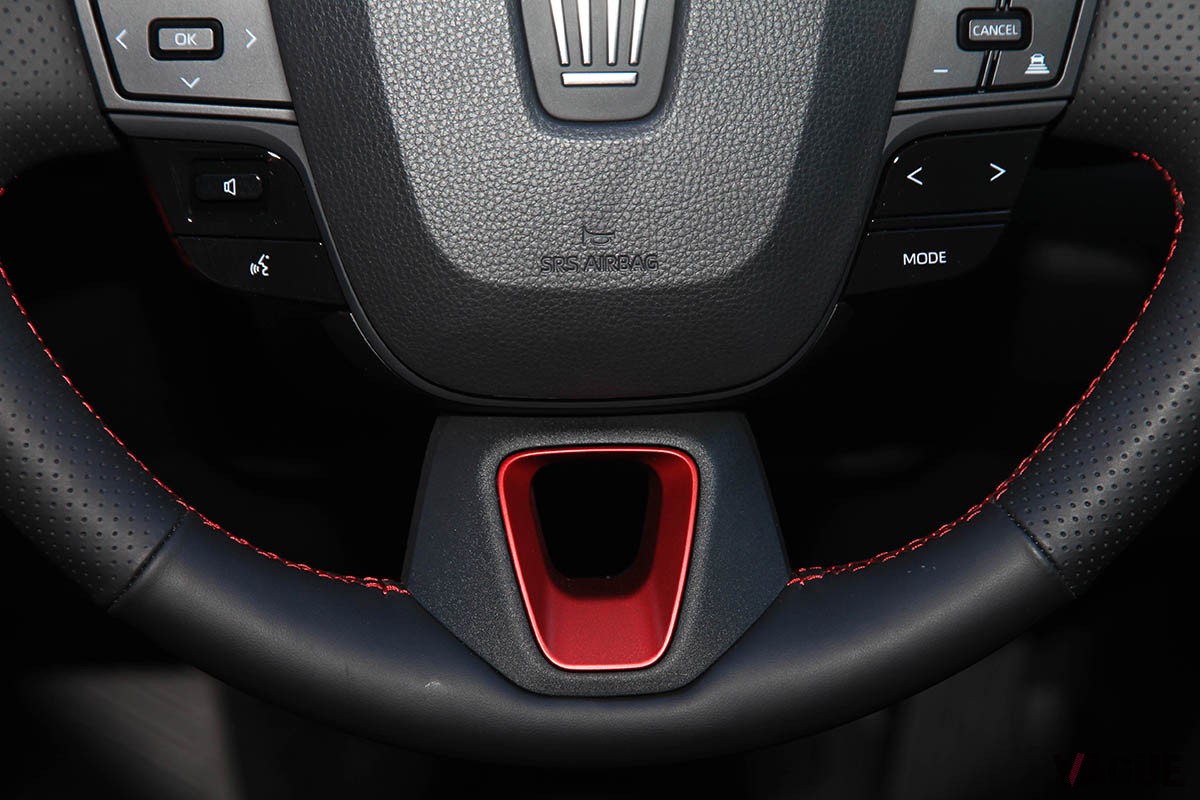 トヨタ新型「クラウン・スポーツ」のPHEV仕様は専用装備が盛りだくさん。特に専用のレッド内装はスポーティで華やか