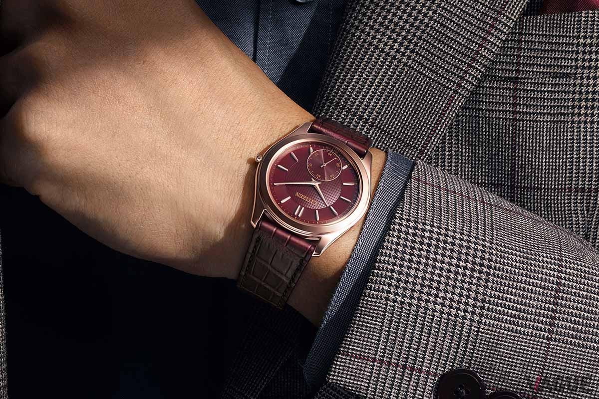 スモールセコンドを備えた限定モデルの「CITIZEN Eco-Drive One（エコ・ドライブ ワン）」（写真はバーガンディのワニ革ストラップ仕様の「AQ5012-14W」）