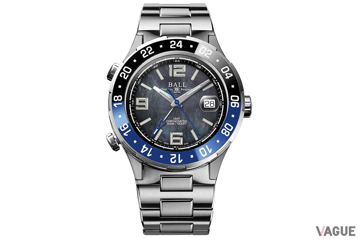 ベゼルのカラーと色を合わせたセンター秒針とGMT針。鮮やかなブルーはデザイン上のアクセントにもなっている