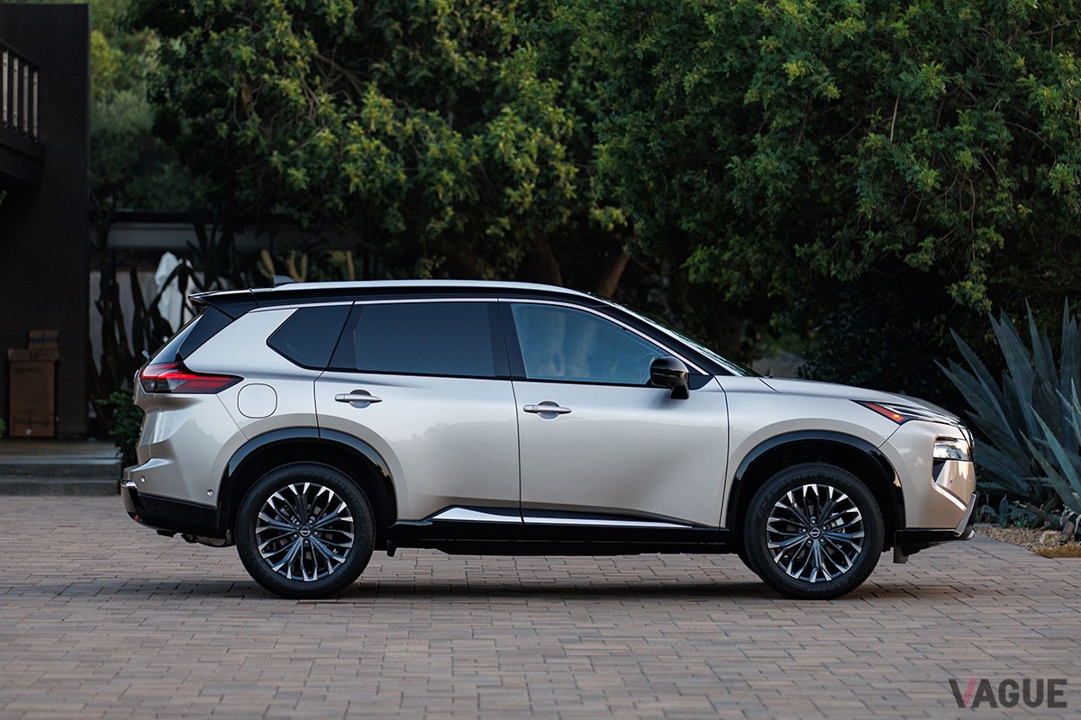 日産「エクストレイル」の北米版というべき「ローグ」が2024年モデルへと進化。なかでもフロントマスクは新時代のデザインへと刷新された