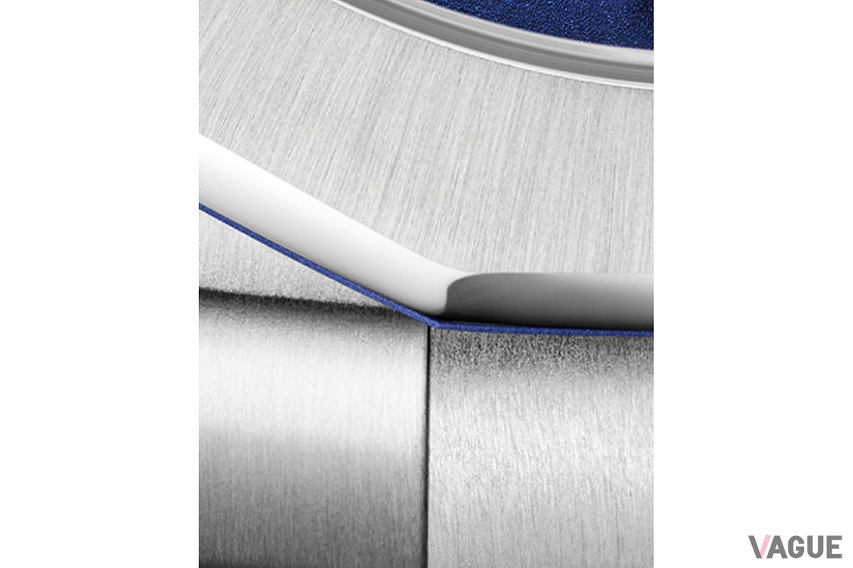 ミドルケースには青色を差し色として添えてスペシャル感を演出