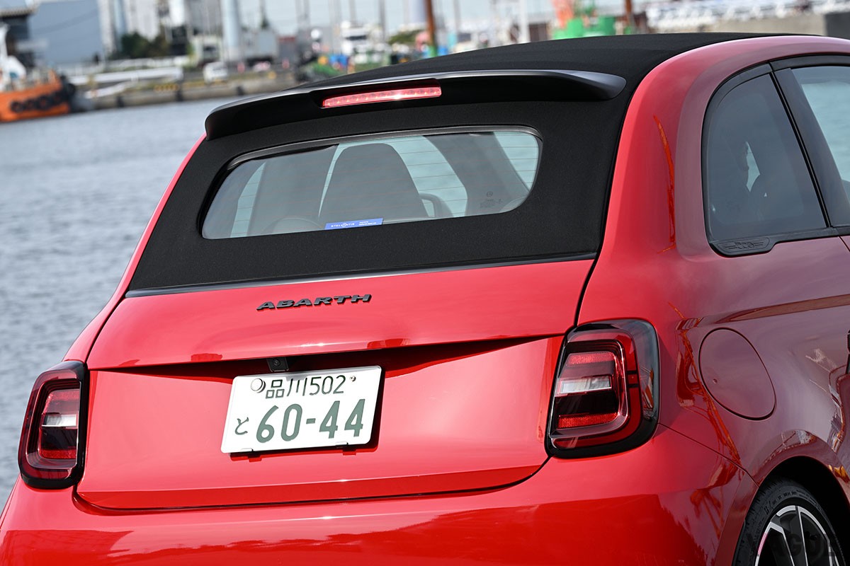 軽自動車よりちょっと大きい程度のコンパクトボディに刺激的なドライビング・エンターテインメントが詰まっているアバルト「500e」