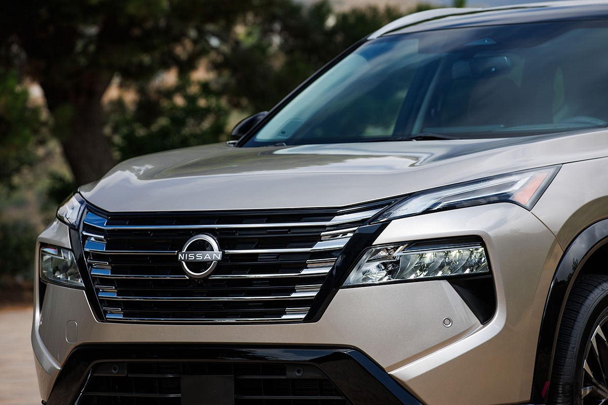 日産「エクストレイル」の北米版というべき「ローグ」が2024年モデルへと進化。なかでもフロントマスクは新時代のデザインへと刷新された