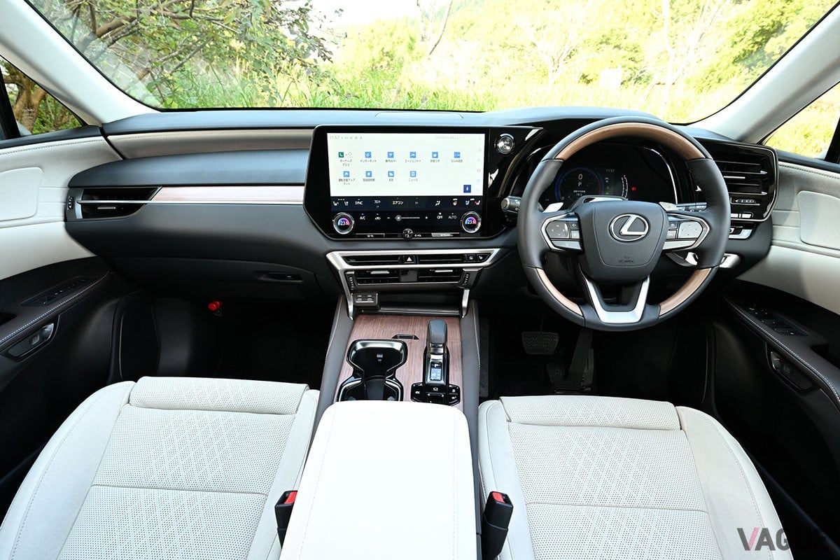 トヨタ車／レクサス車でおなじみのHEVパワートレインを搭載。なめらかな走りと省燃費など多数の美点を併せ持つレクサス「RX350h」