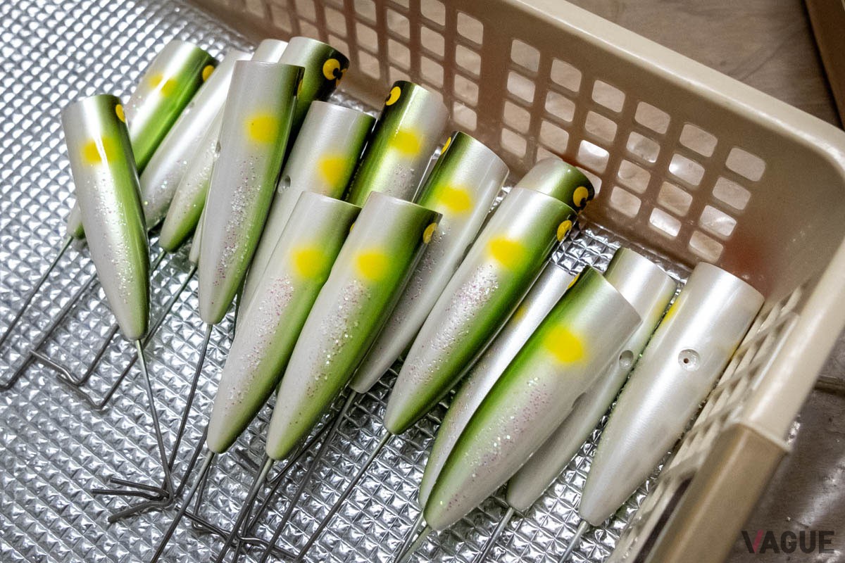 こちらは鮎の魚体をイメージしたもの