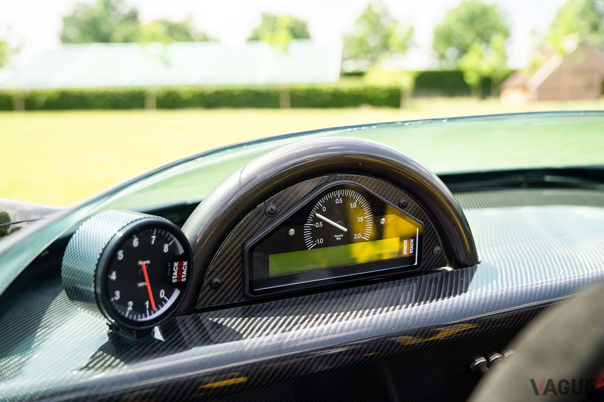 スピードメーターはセンターの助手席側に移動。運転席前方にはエンジンの回転計とターボのブースト計が備わる（C）Mecanic Import