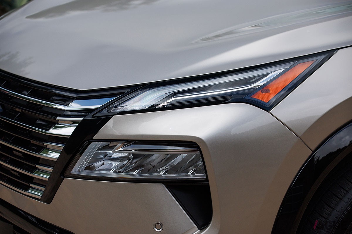 日産「エクストレイル」の北米版というべき「ローグ」が2024年モデルへと進化。なかでもフロントマスクは新時代のデザインへと刷新された