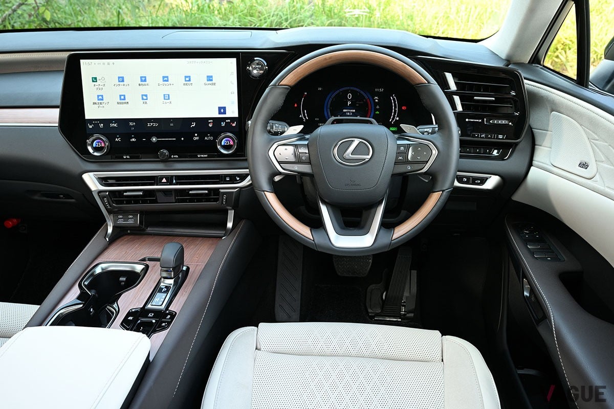 トヨタ車／レクサス車でおなじみのHEVパワートレインを搭載。なめらかな走りと省燃費など多数の美点を併せ持つレクサス「RX350h」
