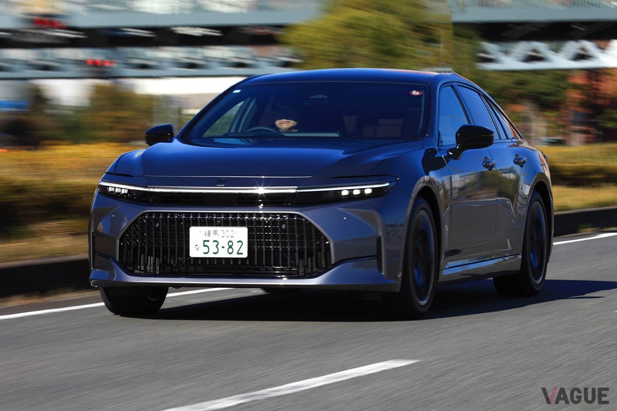HEV仕様は3セット、FCEV仕様は2セットのゴルフバッグをラゲッジスペースに積み込めるトヨタ新型「クラウン・セダン」