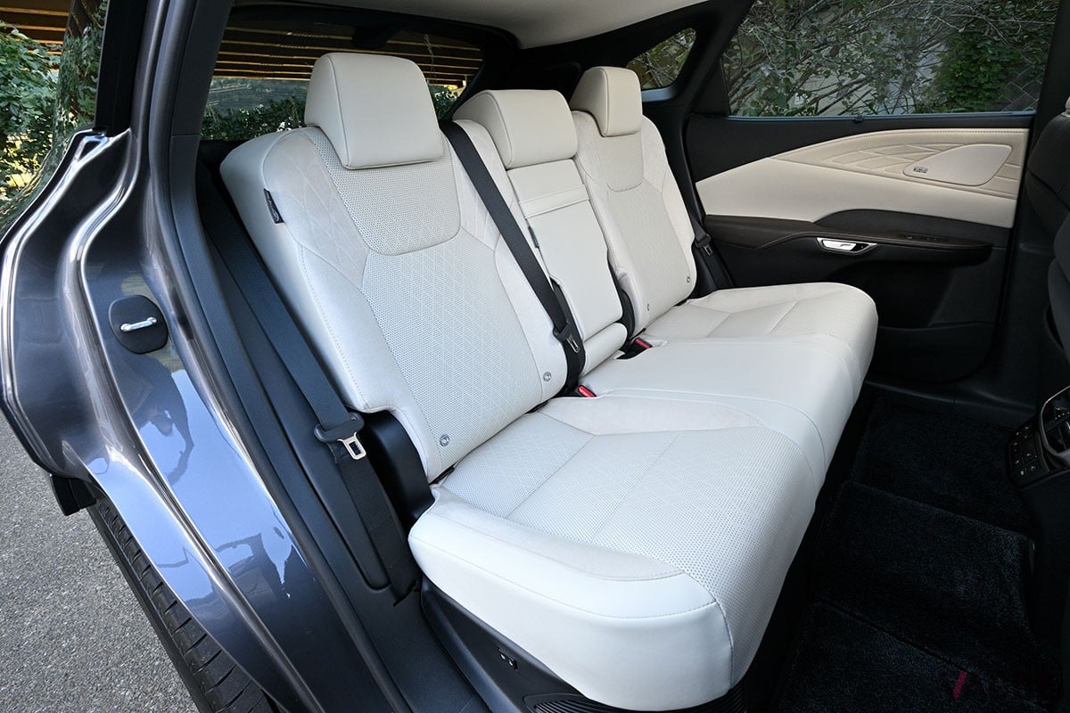 トヨタ車／レクサス車でおなじみのHEVパワートレインを搭載。なめらかな走りと省燃費など多数の美点を併せ持つレクサス「RX350h」