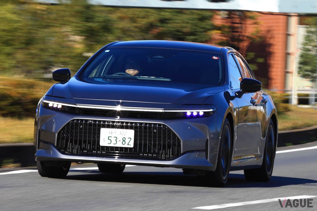 HEV仕様は3セット、FCEV仕様は2セットのゴルフバッグをラゲッジスペースに積み込めるトヨタ新型「クラウン・セダン」