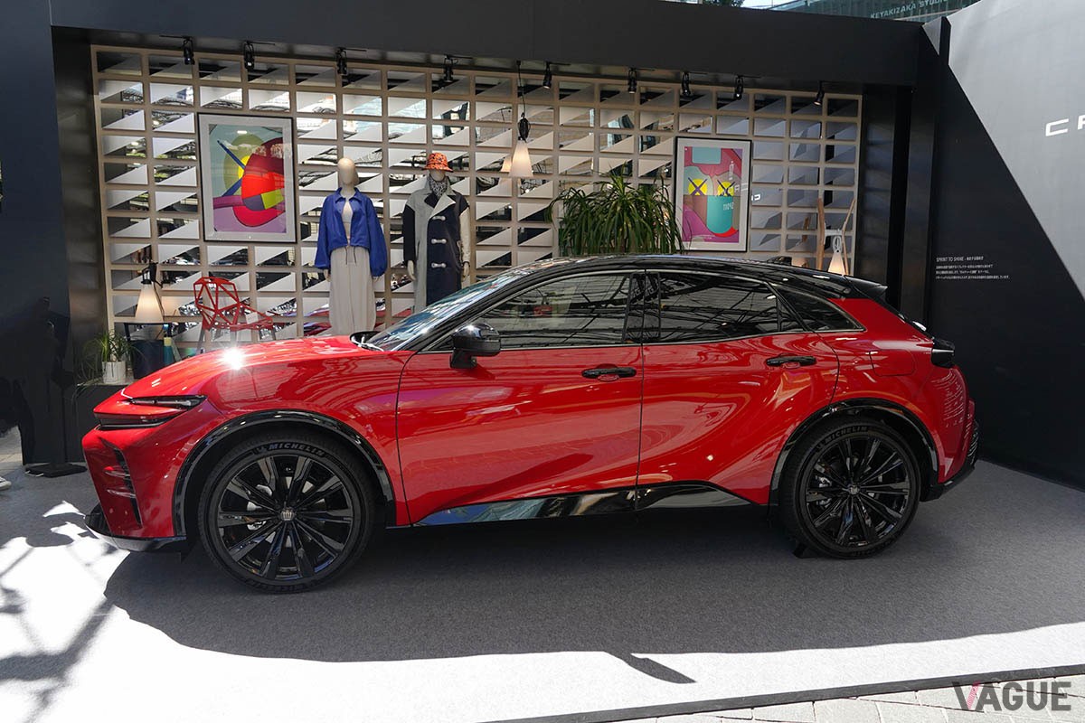 4種の個性的モデルが展開される現行「クラウン」シリーズにおいて、デザインと走りが格段にエモーショナルなトヨタ「クラウン・スポーツ」