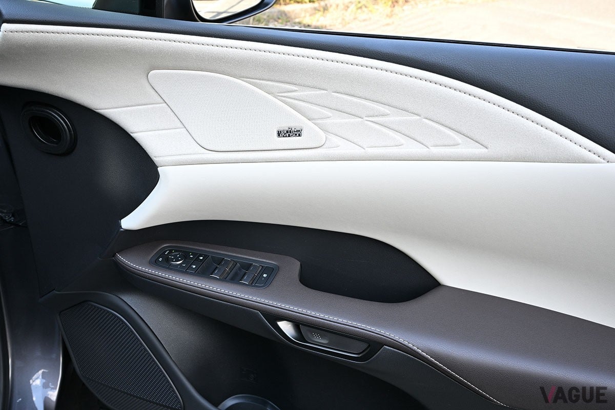 トヨタ車／レクサス車でおなじみのHEVパワートレインを搭載。なめらかな走りと省燃費など多数の美点を併せ持つレクサス「RX350h」