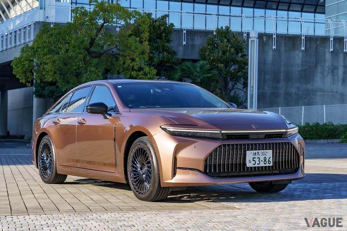HEV仕様は3セット、FCEV仕様は2セットのゴルフバッグをラゲッジスペースに積み込めるトヨタ新型「クラウン・セダン」