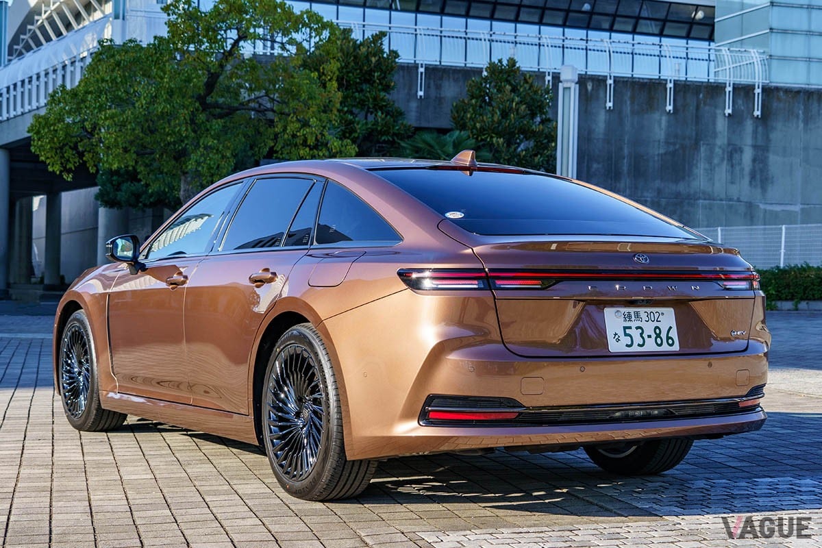 HEV仕様は3セット、FCEV仕様は2セットのゴルフバッグをラゲッジスペースに積み込めるトヨタ新型「クラウン・セダン」