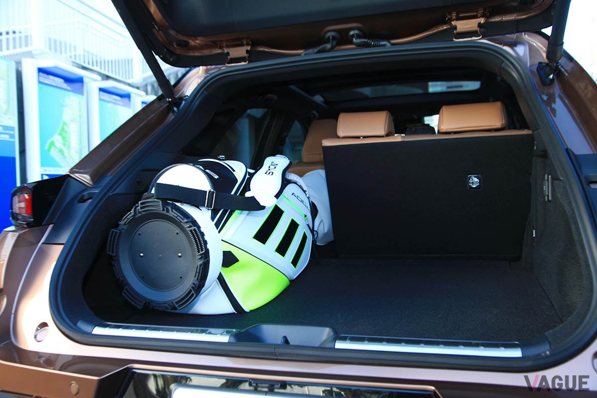 リアシートの背もたれを倒すなどの荷室アレンジにより、大きめのゴルフバッグもラクに積み込めるトヨタ新型「クラウン・スポーツ」