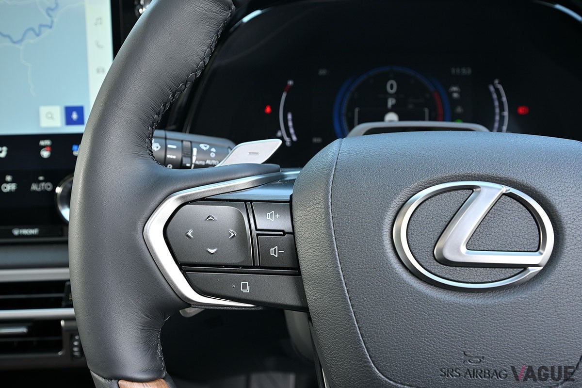トヨタ車／レクサス車でおなじみのHEVパワートレインを搭載。なめらかな走りと省燃費など多数の美点を併せ持つレクサス「RX350h」