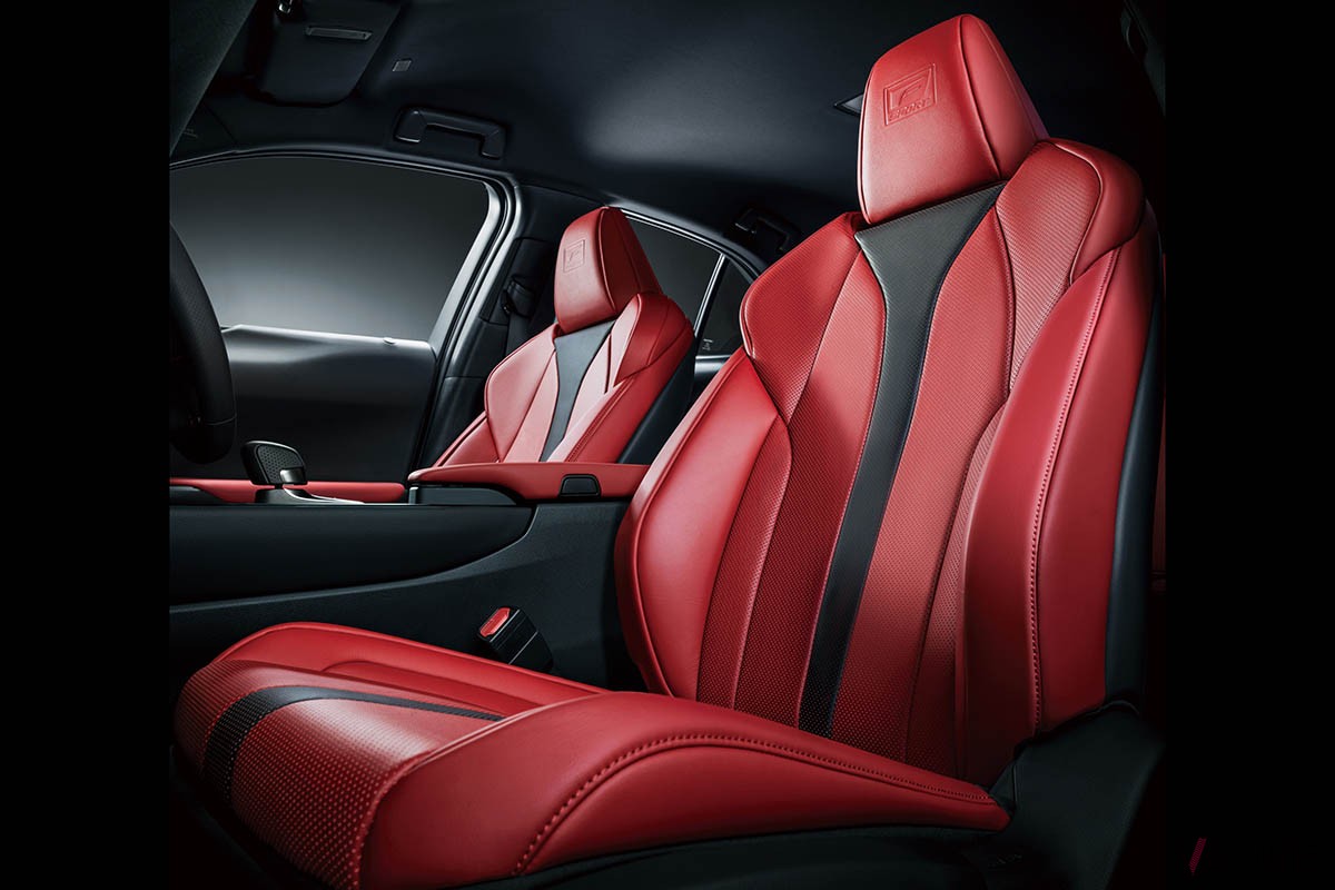 レクサス新型「UX300h “Fスポーツ”」