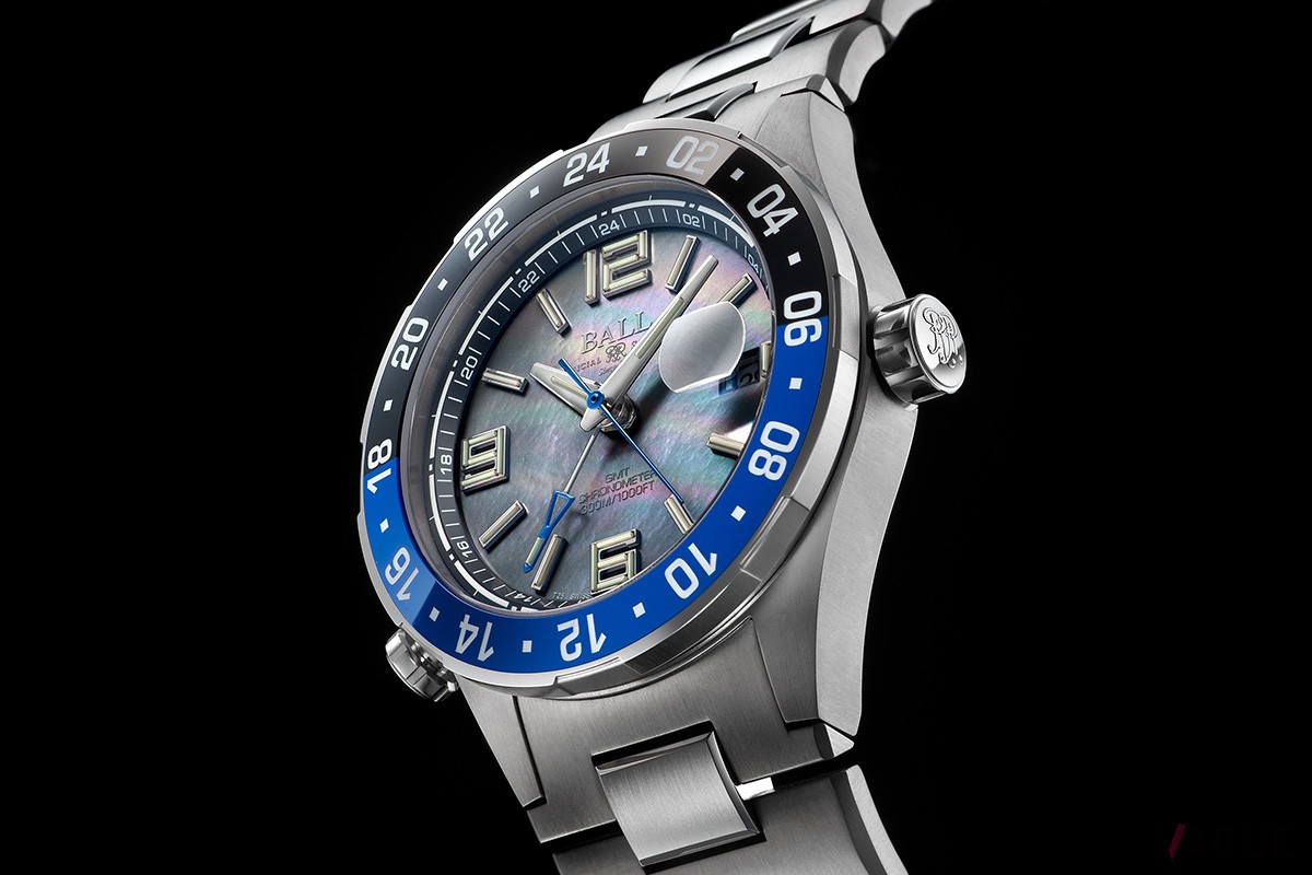 黒真珠を育む母貝の貝殻を用いたブラック マザー・オブ・パールダイヤルは全てが一点もの。天然由来の七色の輝きが楽しめる