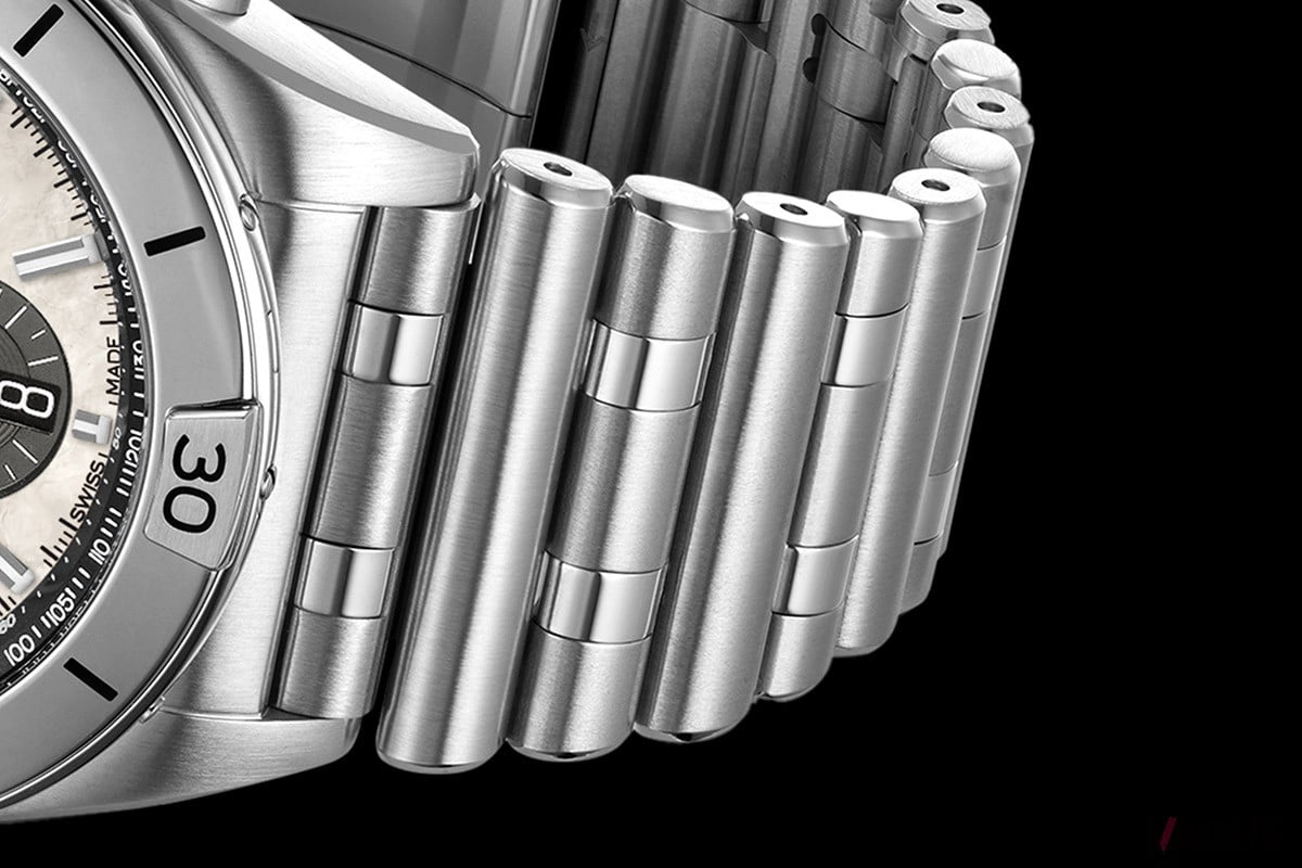 手元にエレガンスを授けるルーローブレスレット。2020年以来のクロノマットのアイコンのひとつだ