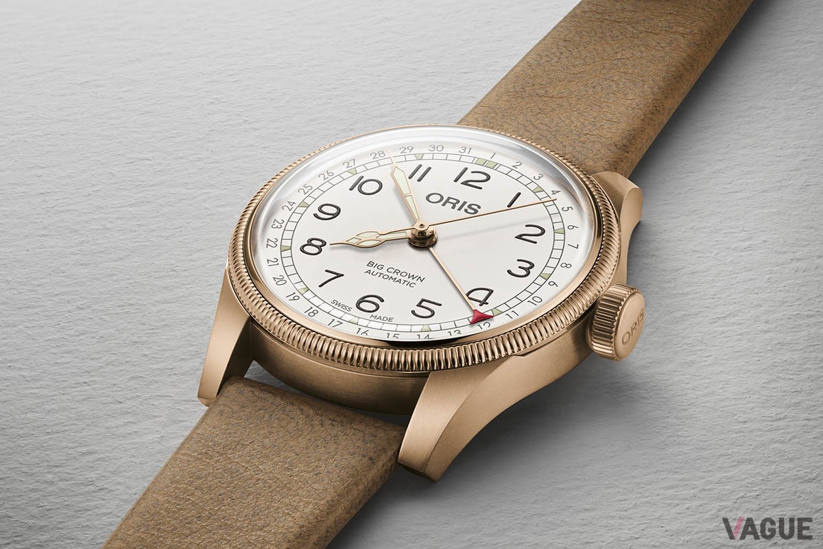 伝統あるクリケットチームとの協力関係を体現するにふさわしいクラシカルな意匠。ブロンズ素材は経年変化の楽しさも提供してくれる